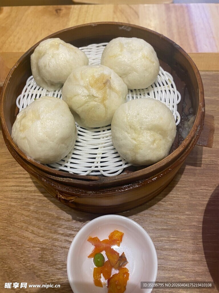 蒸笼里的美味包子