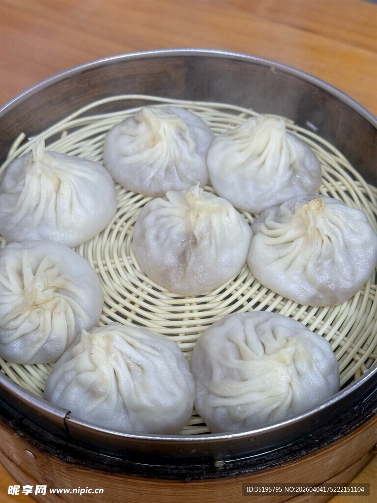 竹笼里的美味鲜肉小笼包