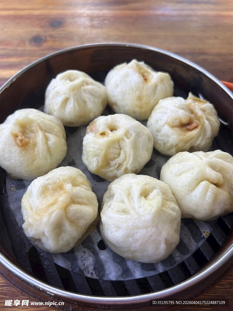 蒸笼里的美味鲜肉小笼包