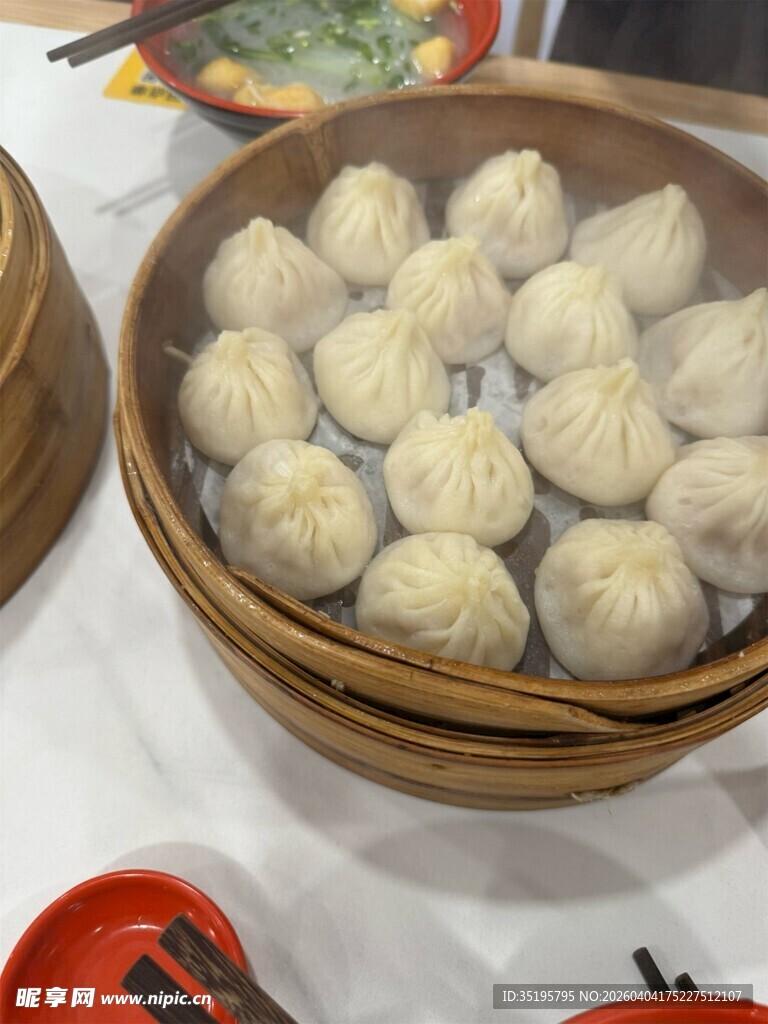 竹笼中的美味鲜肉小笼包
