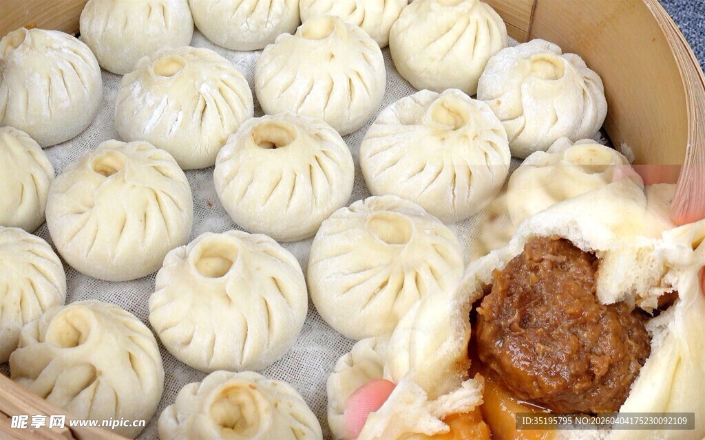 美味多汁的肉馅包子