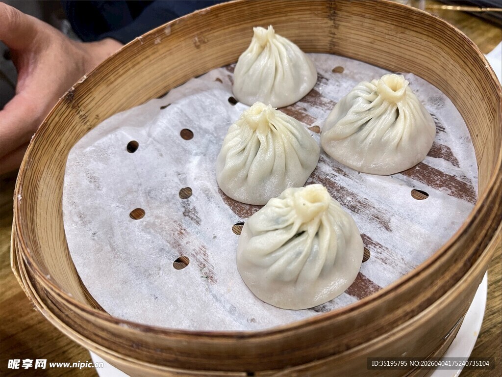 美味小笼包置于竹制蒸笼中