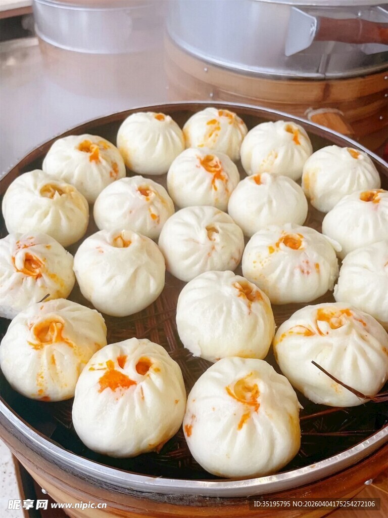 一盘美味的中式包子