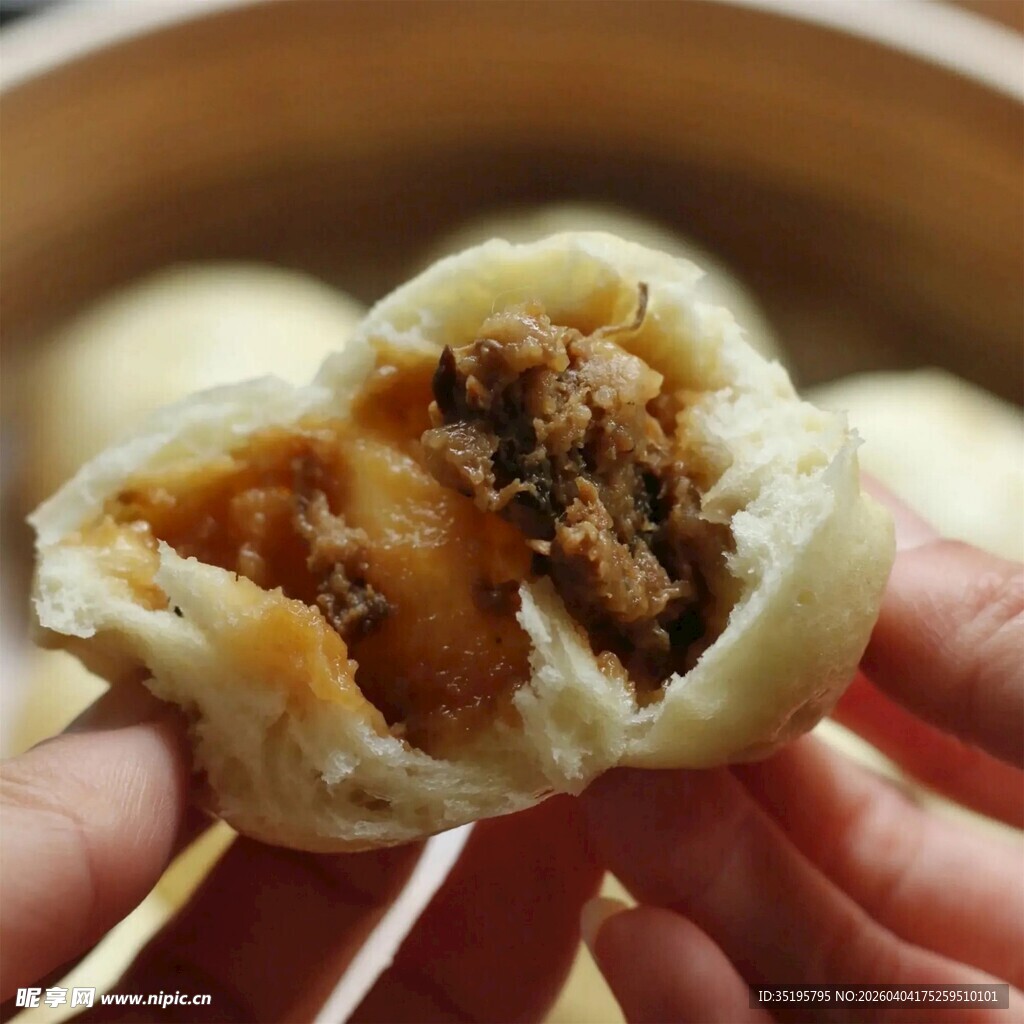 咬开的美味肉馅包子
