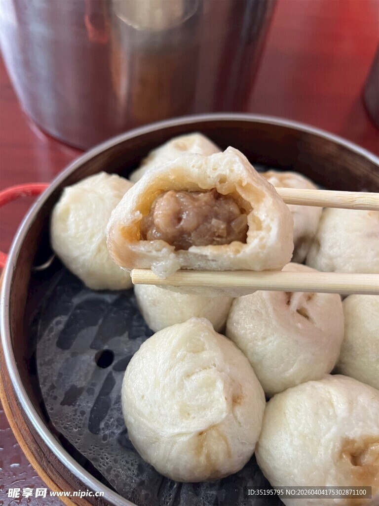 蒸笼里的美味鲜肉小笼包