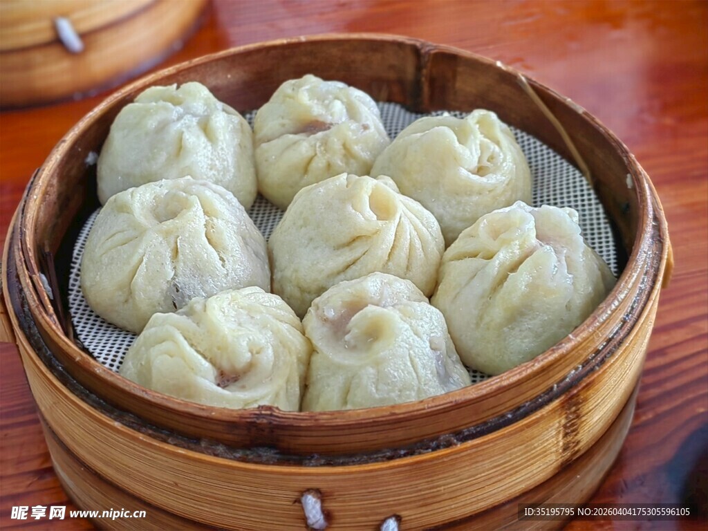 竹笼里的美味鲜肉小笼包