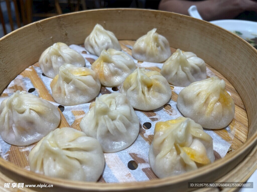 竹制蒸笼里的美味小笼包