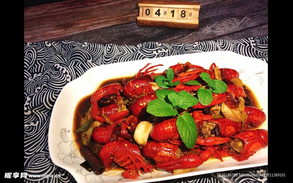 美味红烧菜肴配翠绿香菜