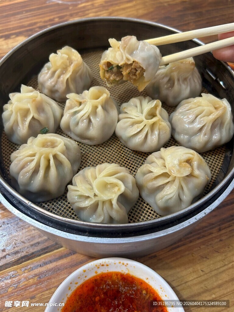 美味小笼包配蘸料