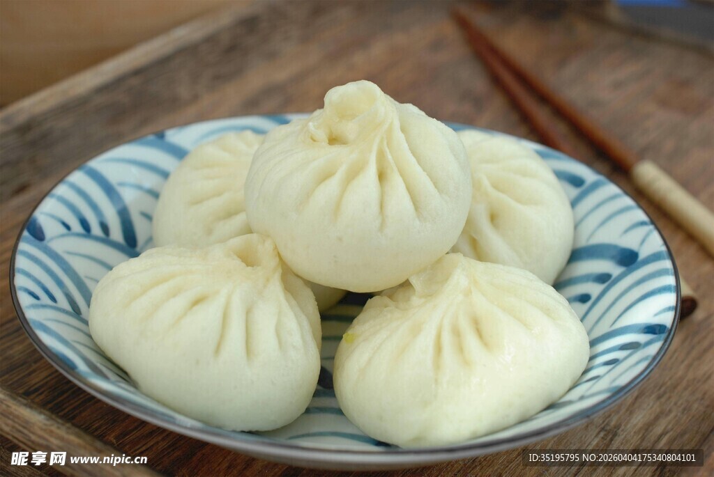 蓝白瓷盘里的美味包子
