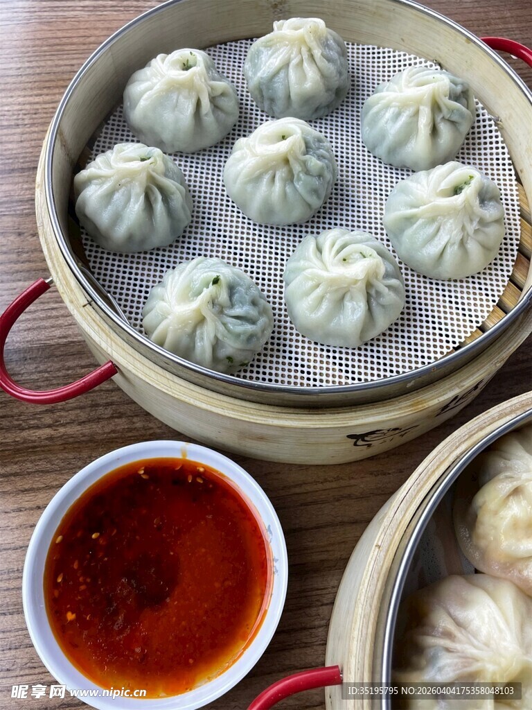 美味小笼包搭配蘸料