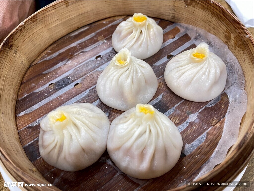 竹笼里的美味鲜肉小笼包