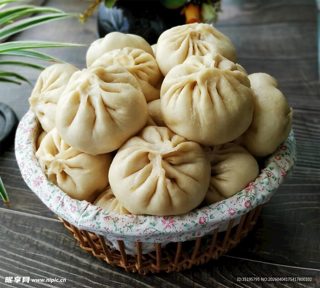 竹篮里的美味手工大包子