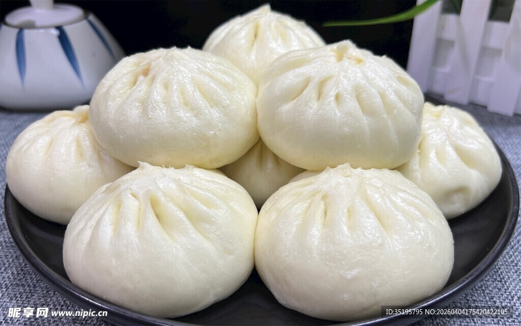 一盘松软白胖的大包子