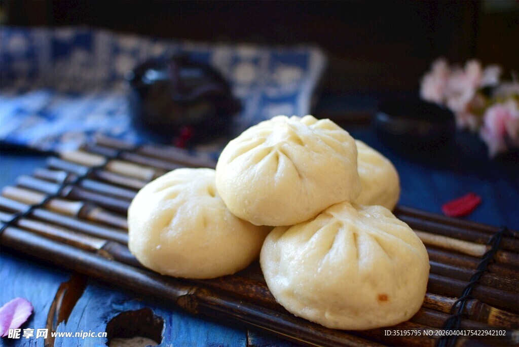 美味包子摆放在竹制托盘上