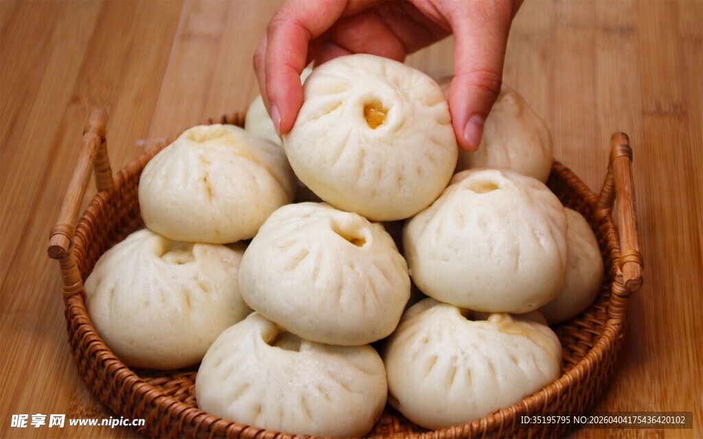 手捧竹篮中的鲜白包子