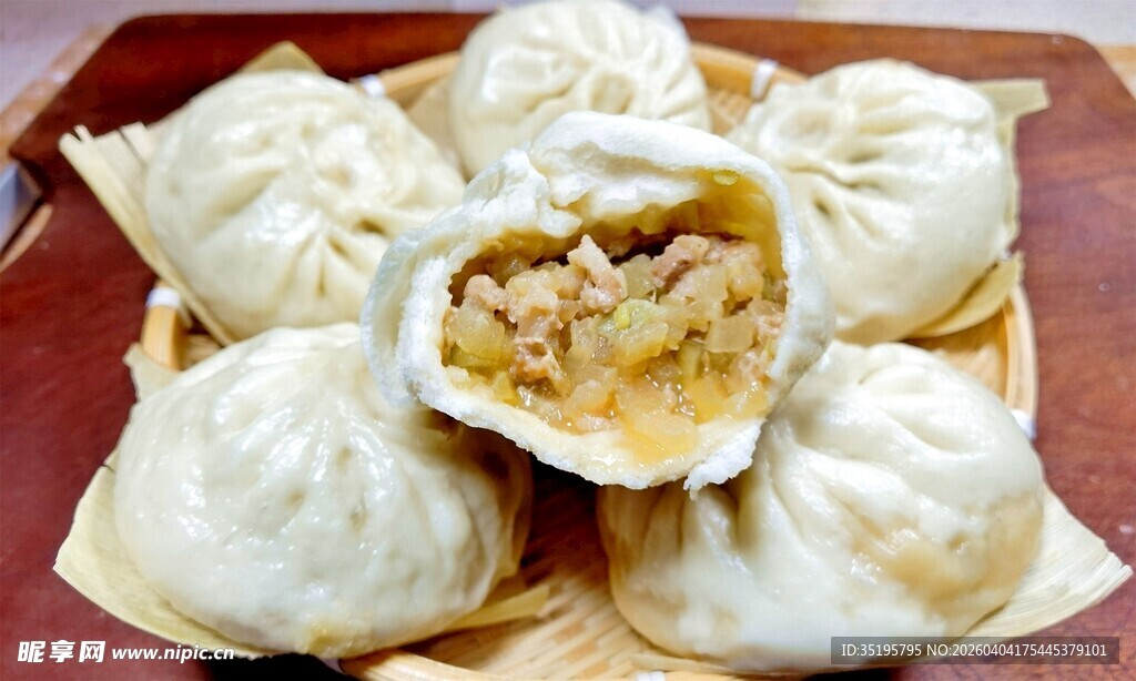 美味多汁的肉馅包子