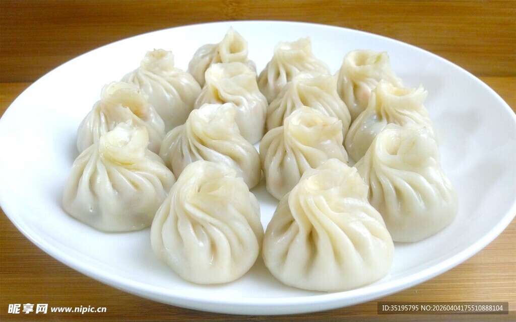 一盘美味的手工小笼包