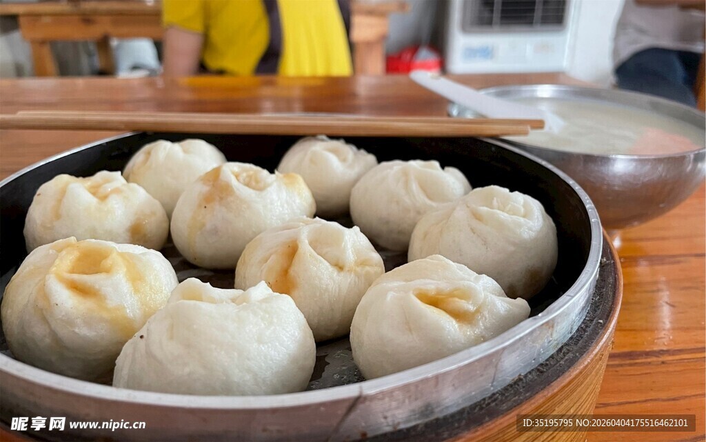 蒸笼里的美味小笼包