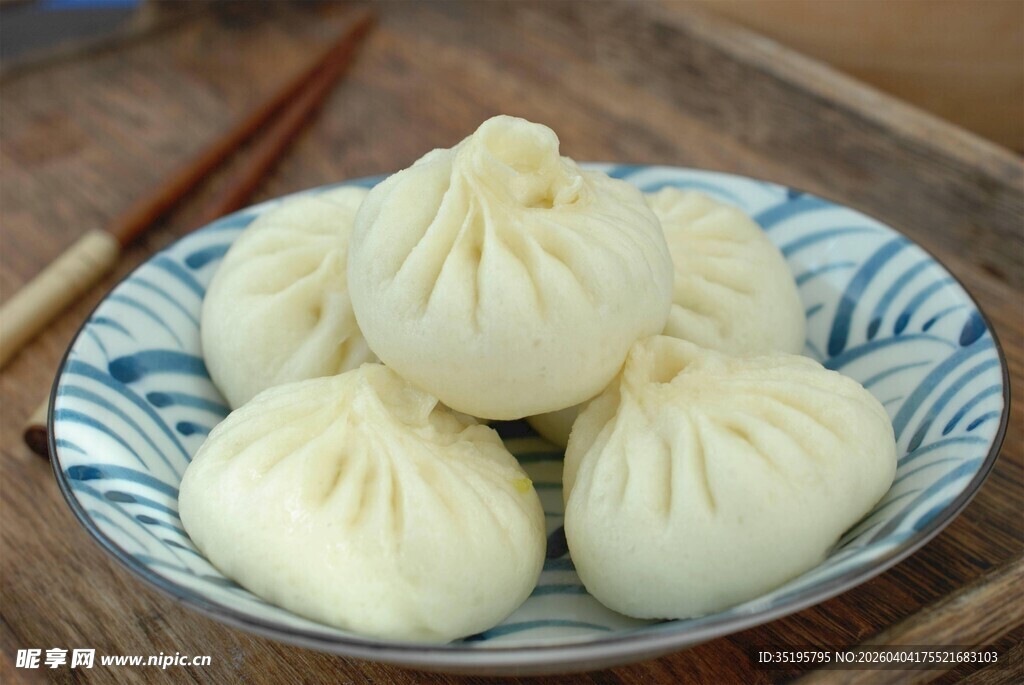 瓷盘里的美味鲜肉包子