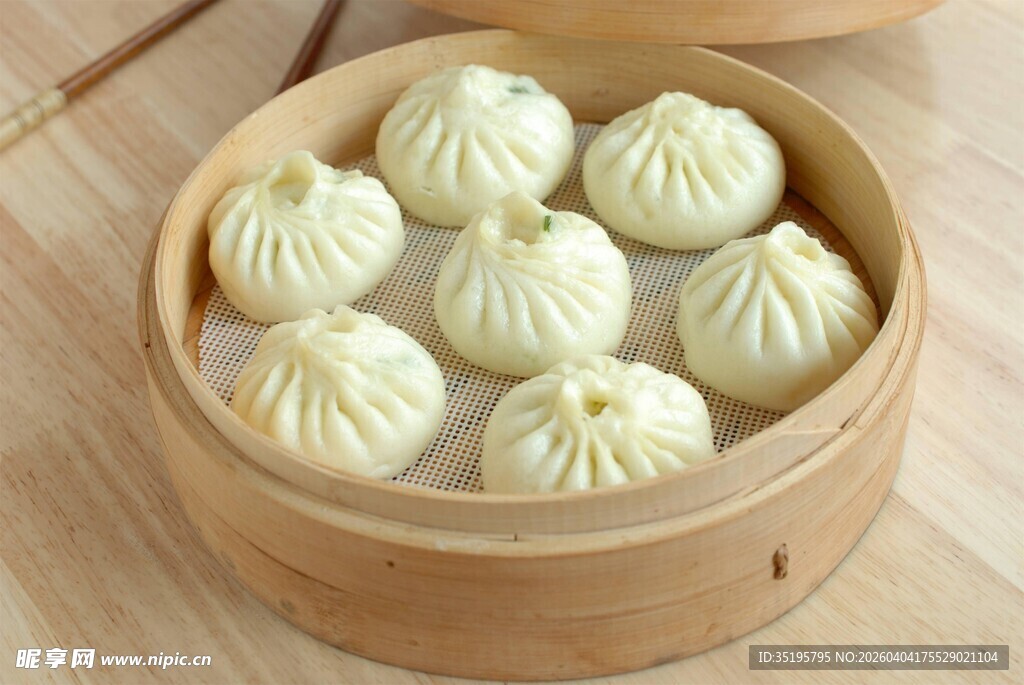 竹制蒸笼里的美味小笼包