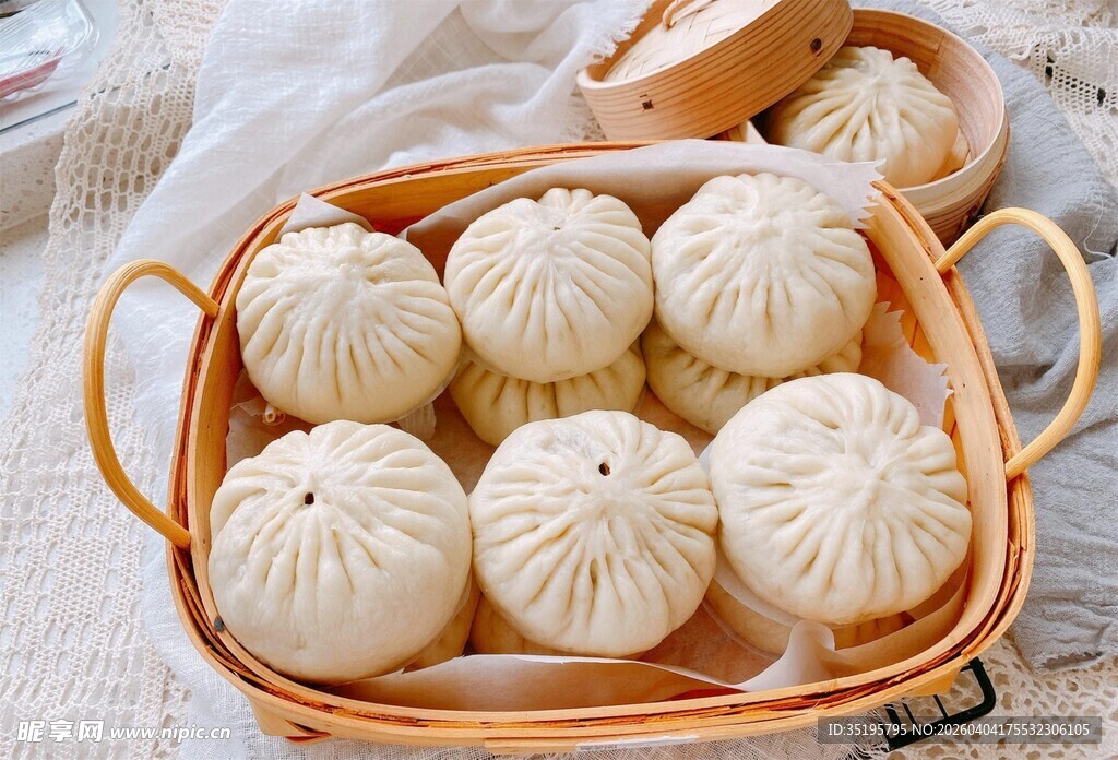 竹篮中的美味手工白包子