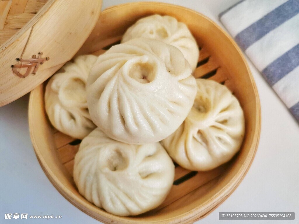 竹篮里的美味传统包子