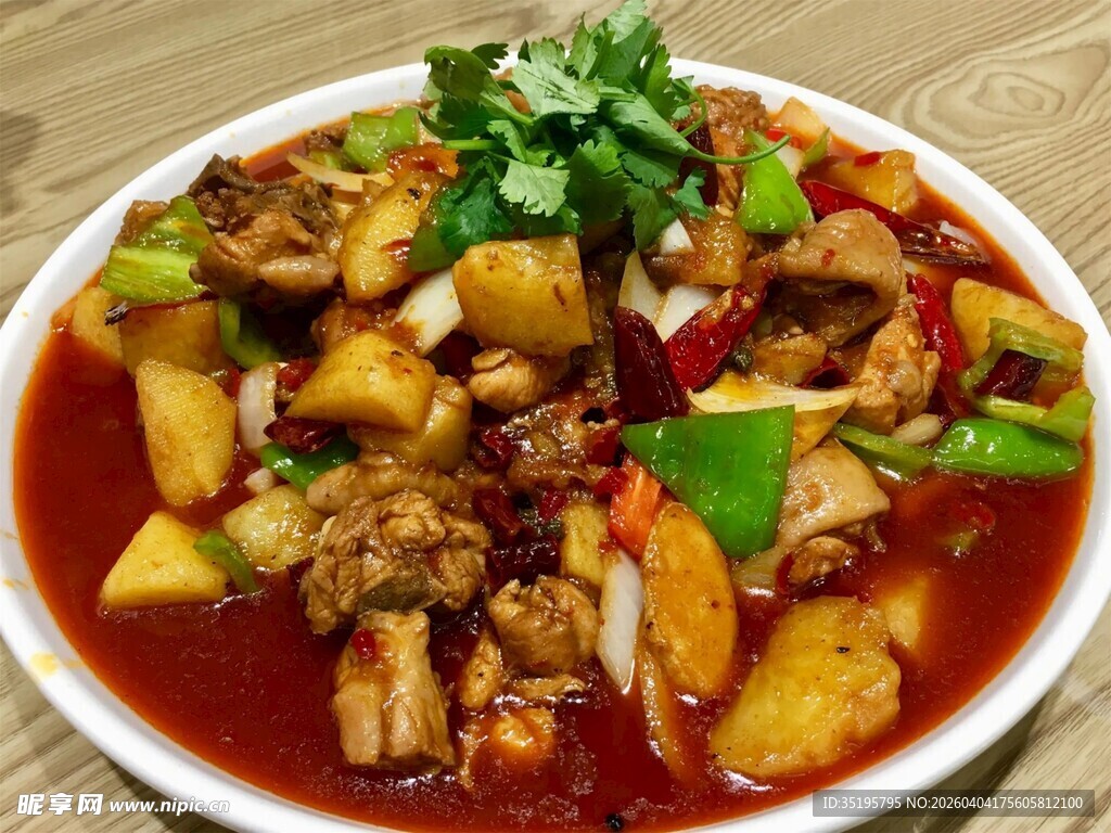 香辣美味的特色炒鸡肉