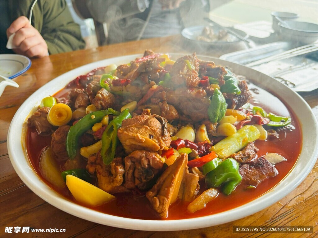 美味香辣大盘鸡诱人上桌