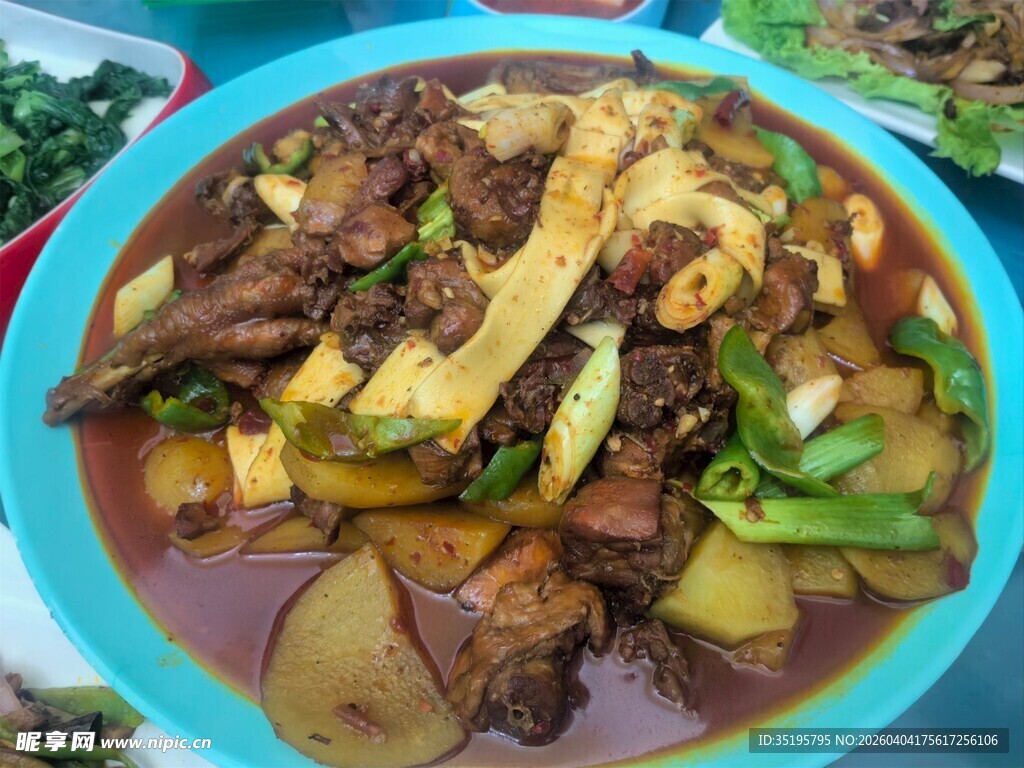 美味大盘鸡食材丰富诱人