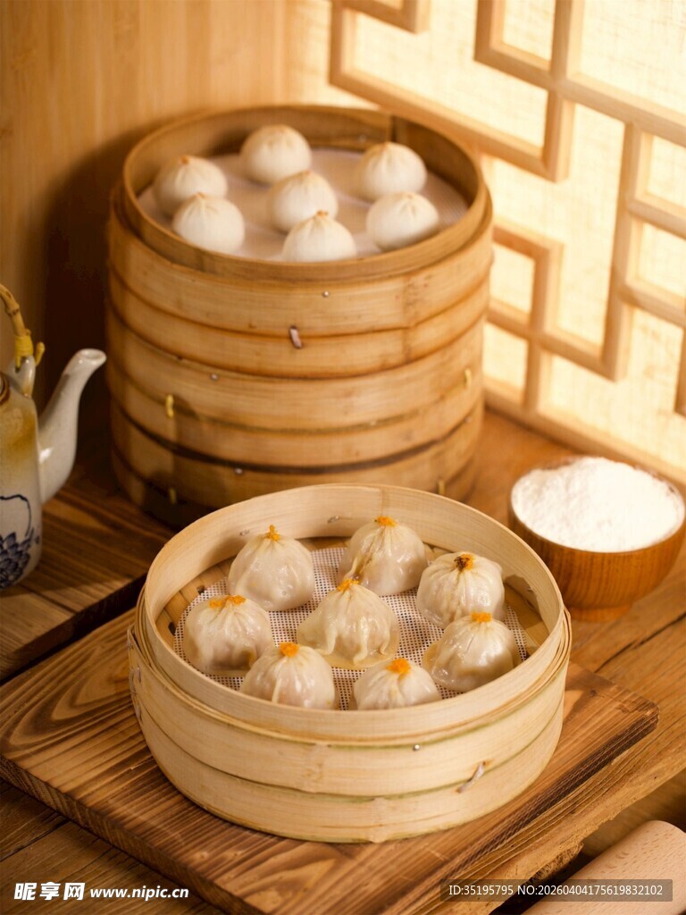 传统竹制蒸笼中的美味点心