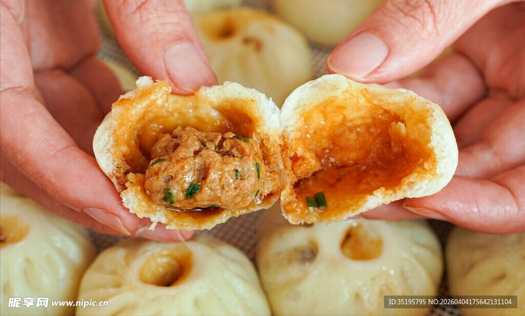 掰开的美味肉馅饺子