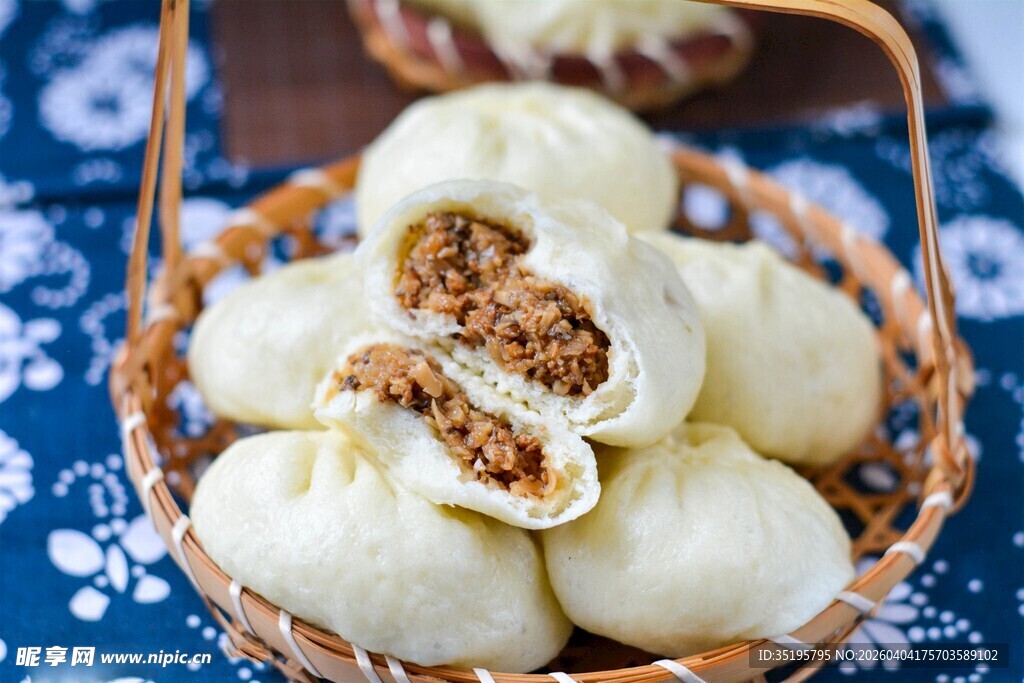 篮子里的美味肉馅包子