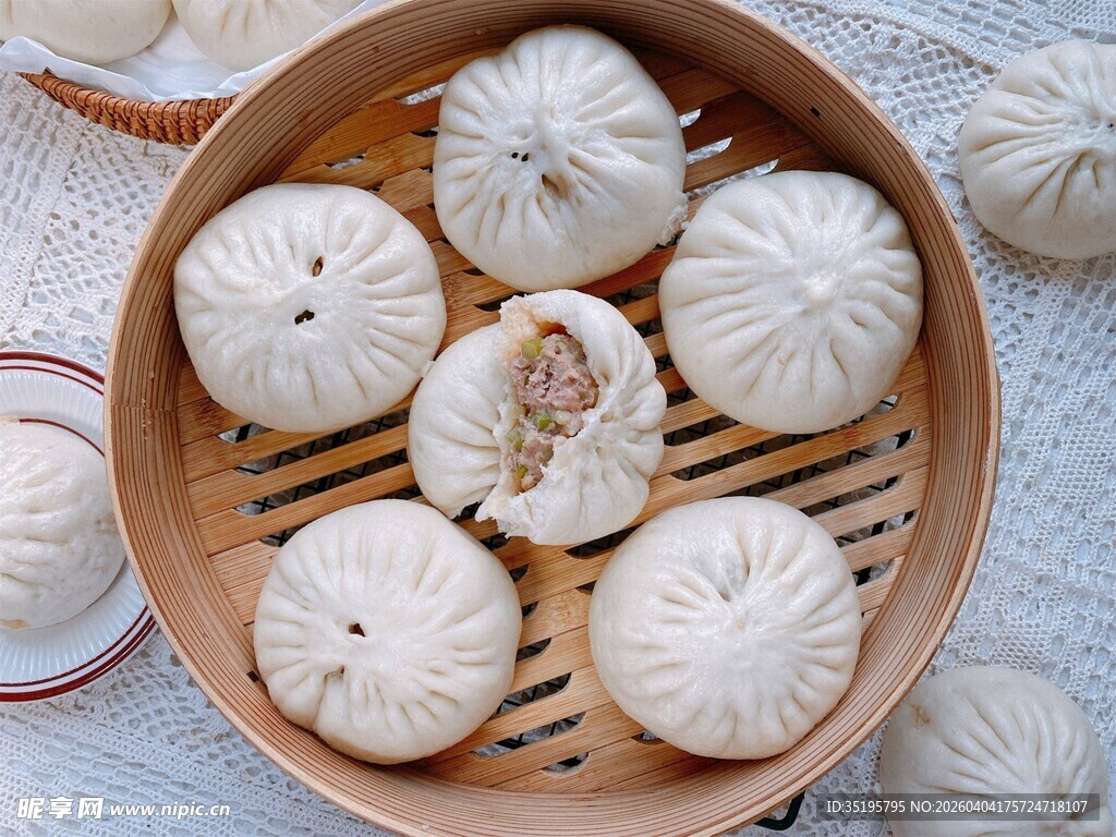 竹笼里的美味多汁大包子