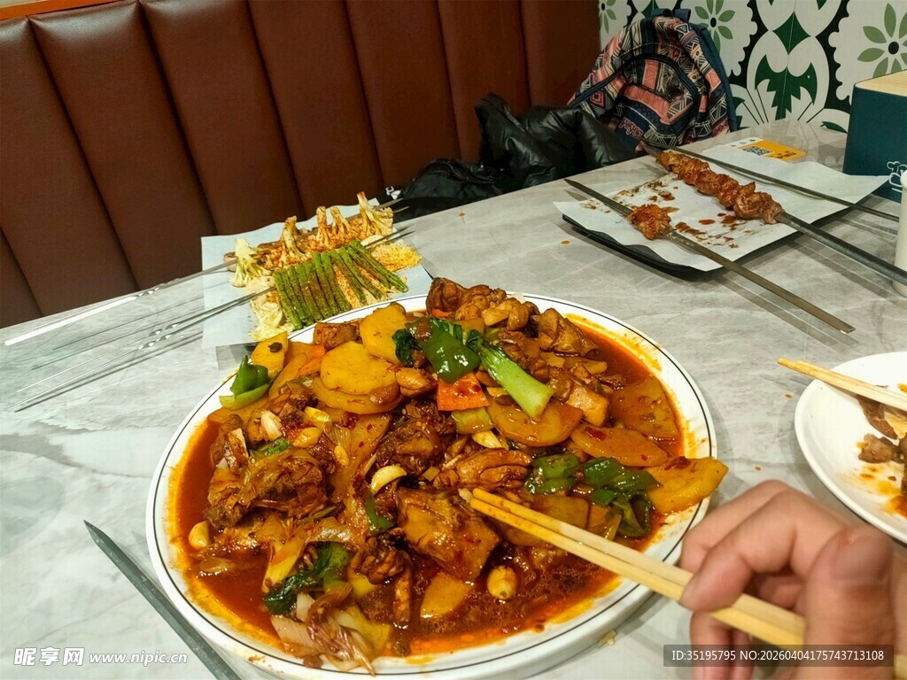 美味中式菜肴筷子夹起瞬间