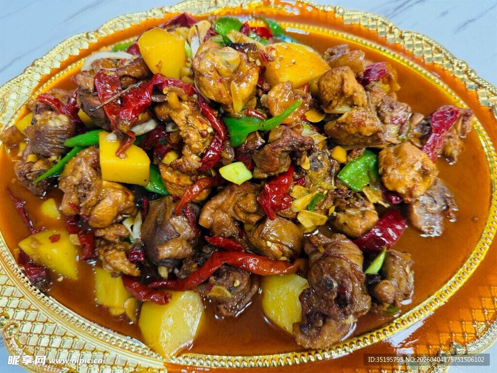 美味红烧牛肉配多彩蔬菜