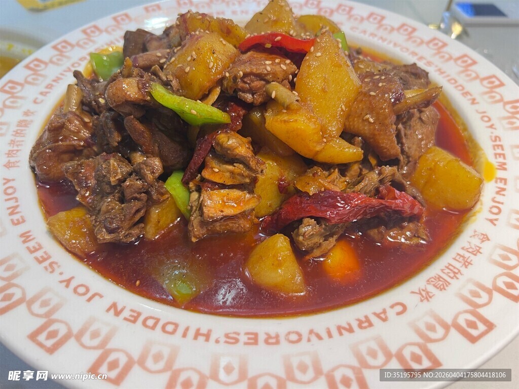 美味红烧排骨配蔬菜