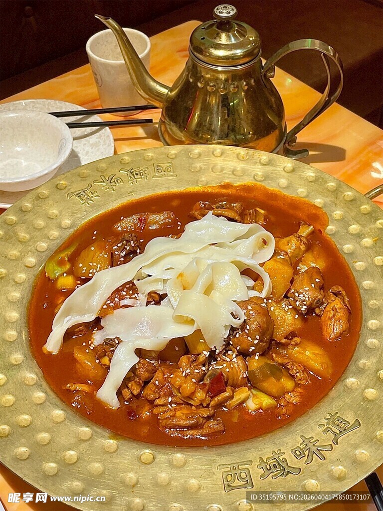 美味特色炖菜摆于餐桌