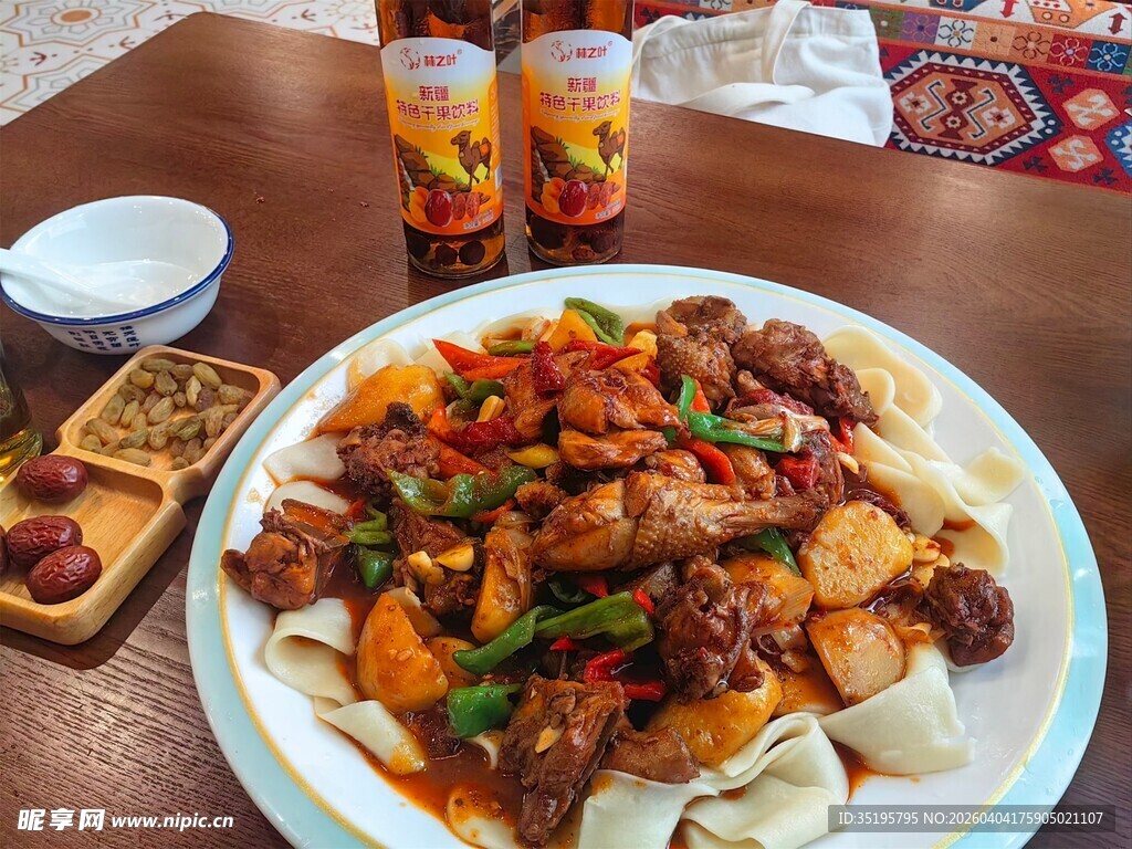 美味大盘鸡搭配特色饮品