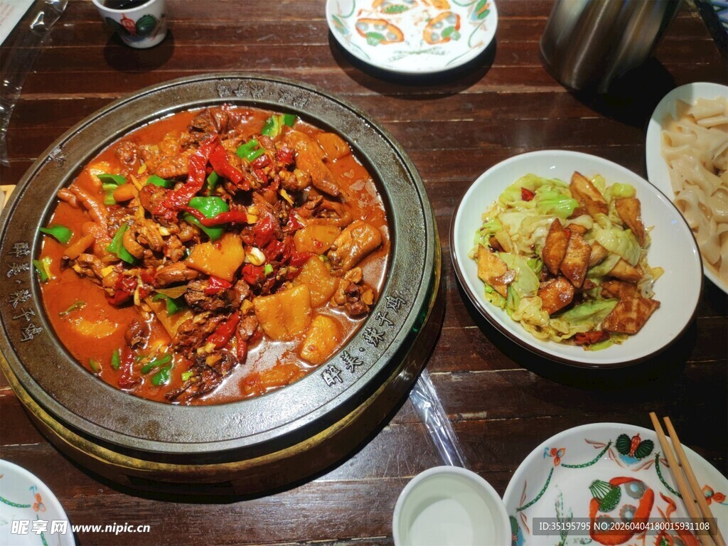 美味火锅搭配多样菜肴