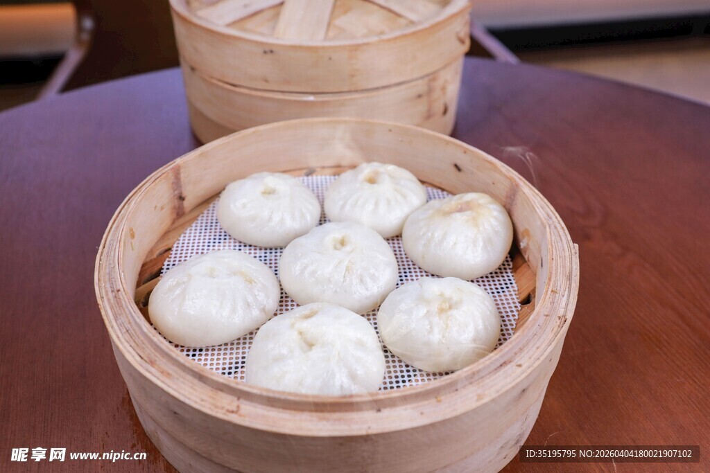 竹笼里的美味鲜肉小笼包