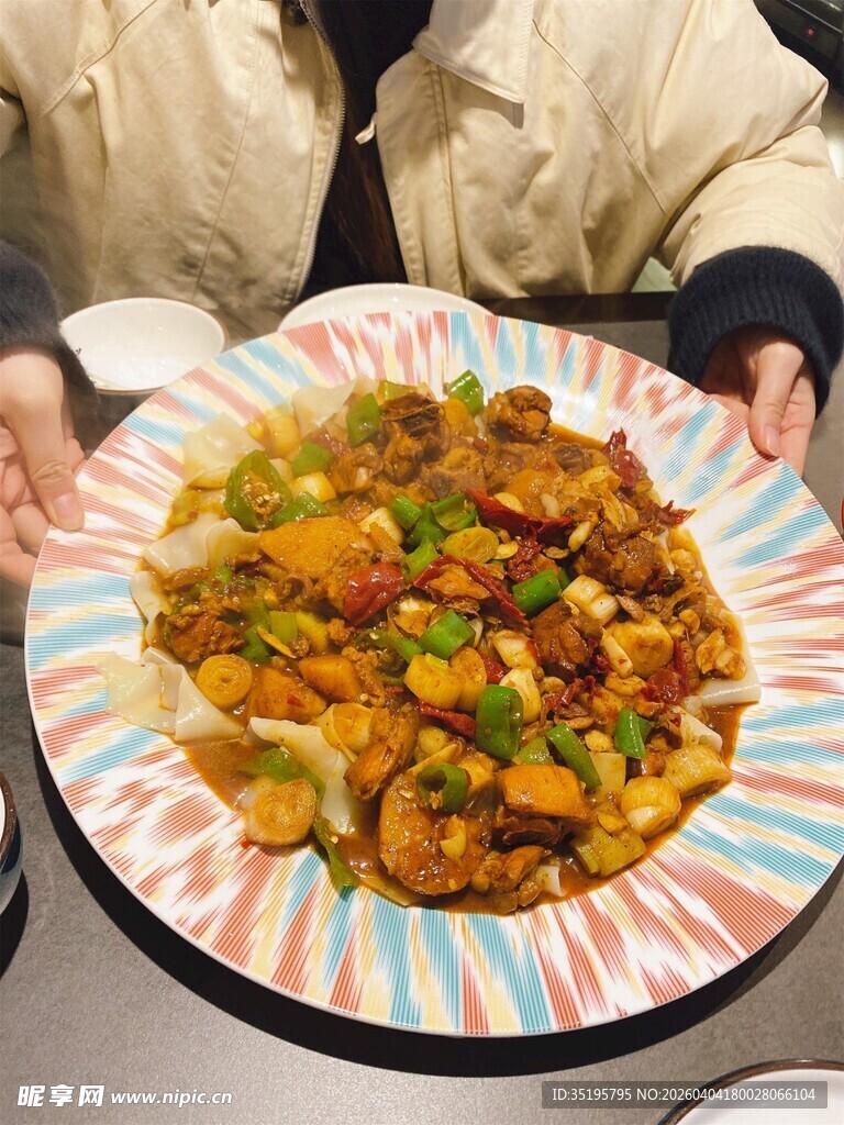 美味炒菜摆于多彩盘中