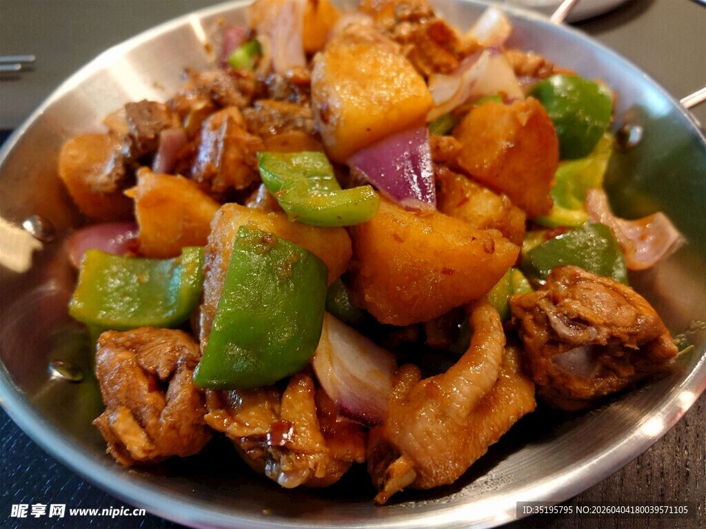 美味鸡肉蔬菜混合菜肴