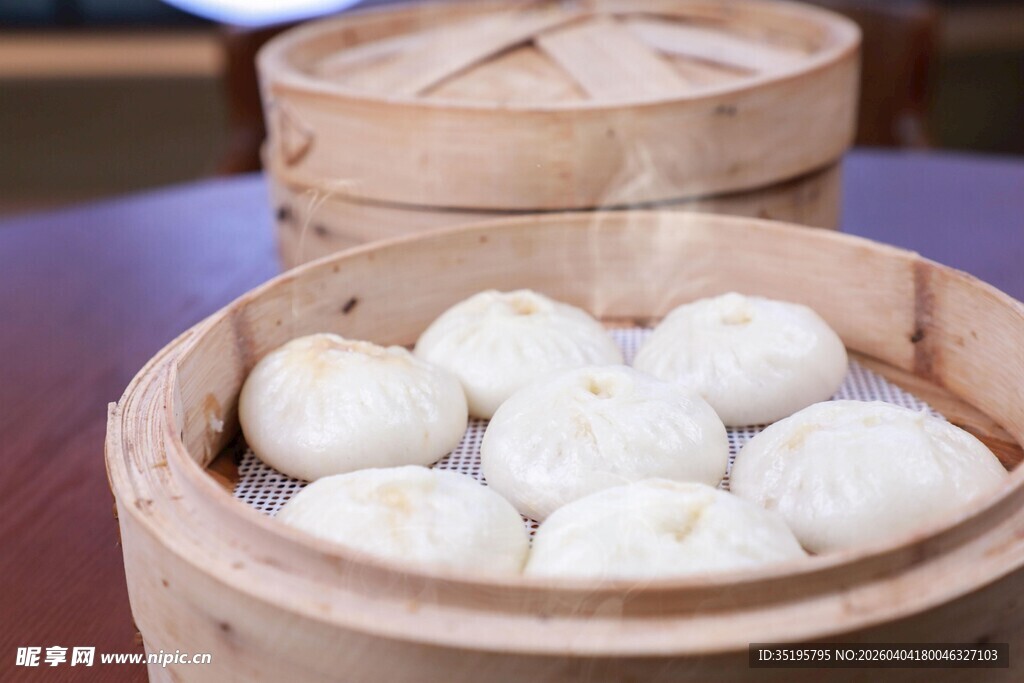 蒸笼里的美味白胖包子