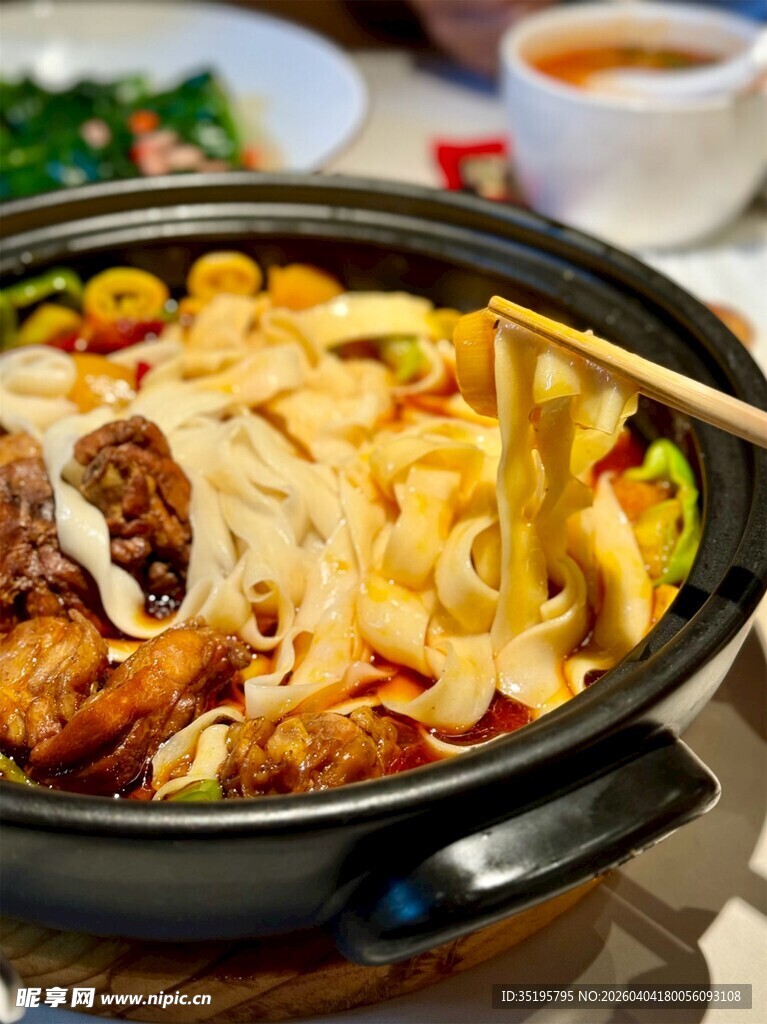 美味鸡肉砂锅面