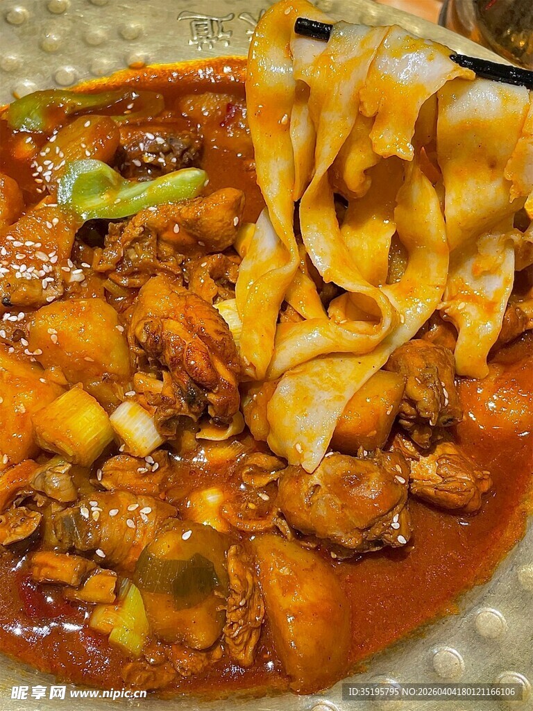 美味红烧排骨配宽面