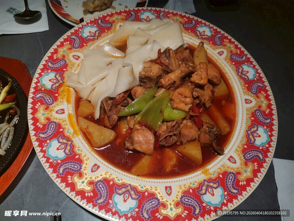 美味中式菜肴摆放在盘中