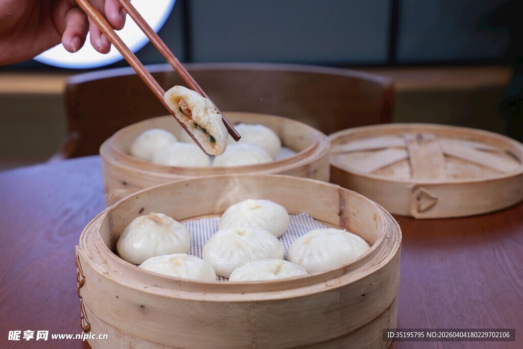 手挑蒸笼里的美味包子