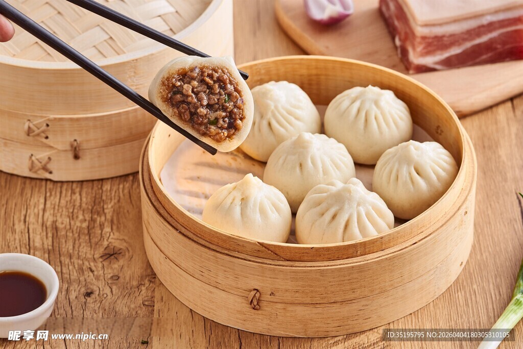 美味小笼包筷子夹起瞬间
