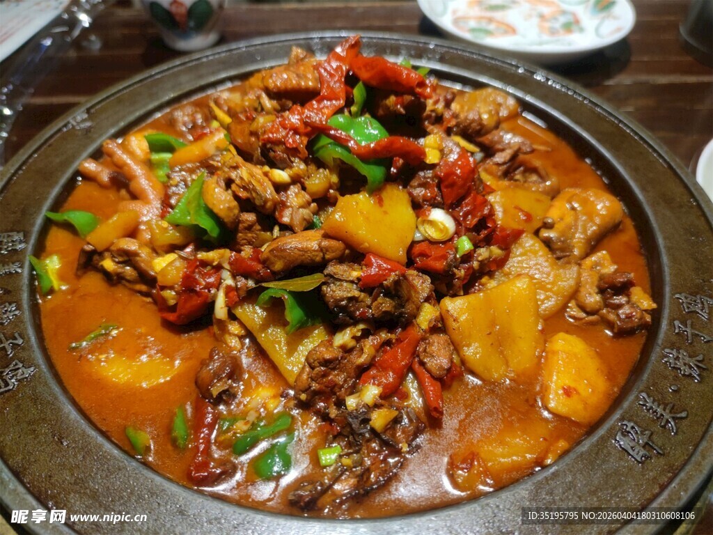 美味香辣牛蛙锅